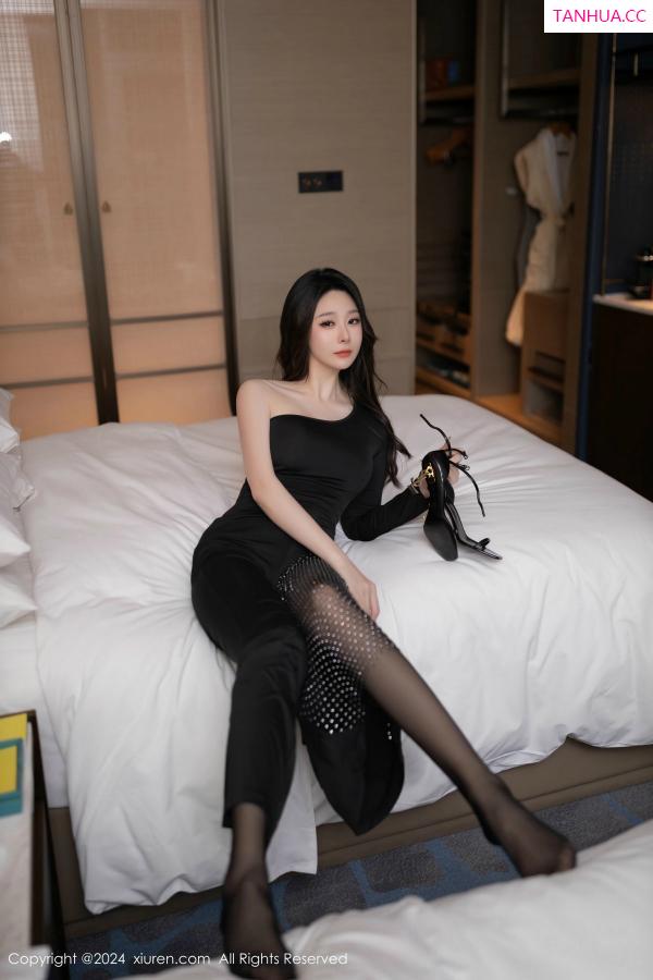 逗逗DouDou  [XiuRen]高清写真图 2024.11.01 No.9386 小逗逗 美腿黑丝第12张图片